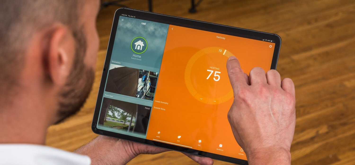 técnico que muestra a los clientes los beneficios del hogar inteligente en la tableta